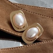 white-fox-leigh-earrings-gold-white.29.5.25.02