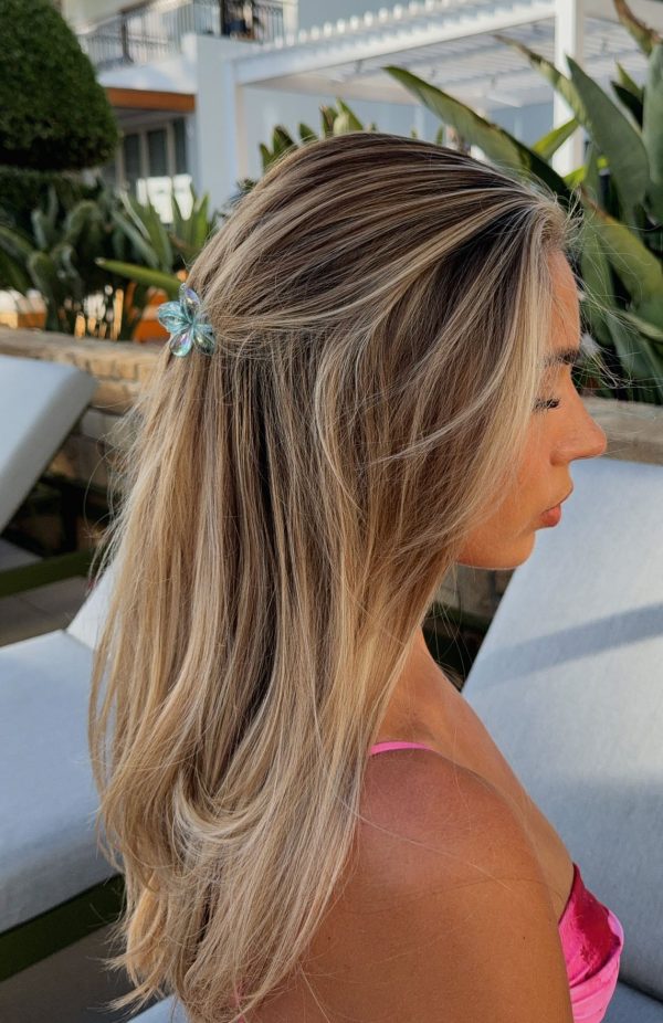 white-fox-madelyn-hair-clip-baby-blue.19.04.25.23