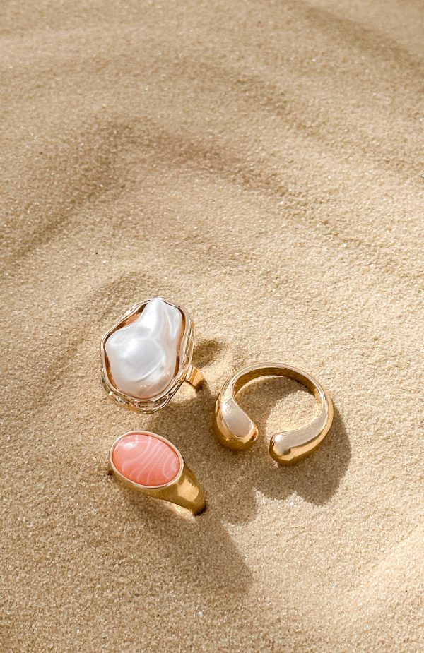 white-fox-summer-mood-flatlay-1